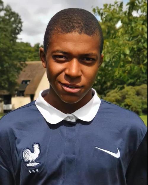 跟队记者：对阵巴萨赛前，蓝军主场外将竖立“寒王帕尔默”冰雕（随队记者：巴萨战前，切尔西主场外将立“寒王帕尔默”冰雕）